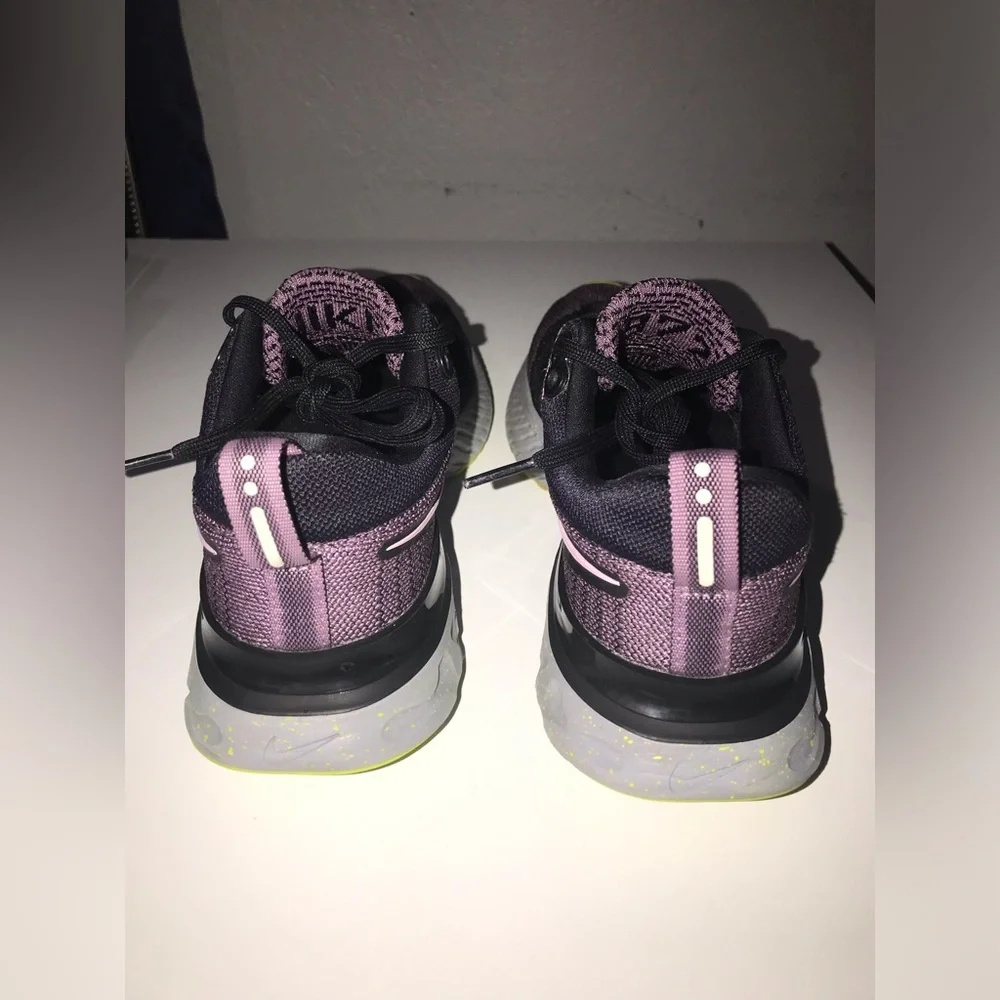 Nike 1972 React( Size 6.5) Infinity Run Flyknit 2 Violet Dust, Hiking Running